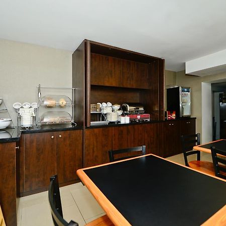 Comfort Inn Toronto City Centre Екстер'єр фото
